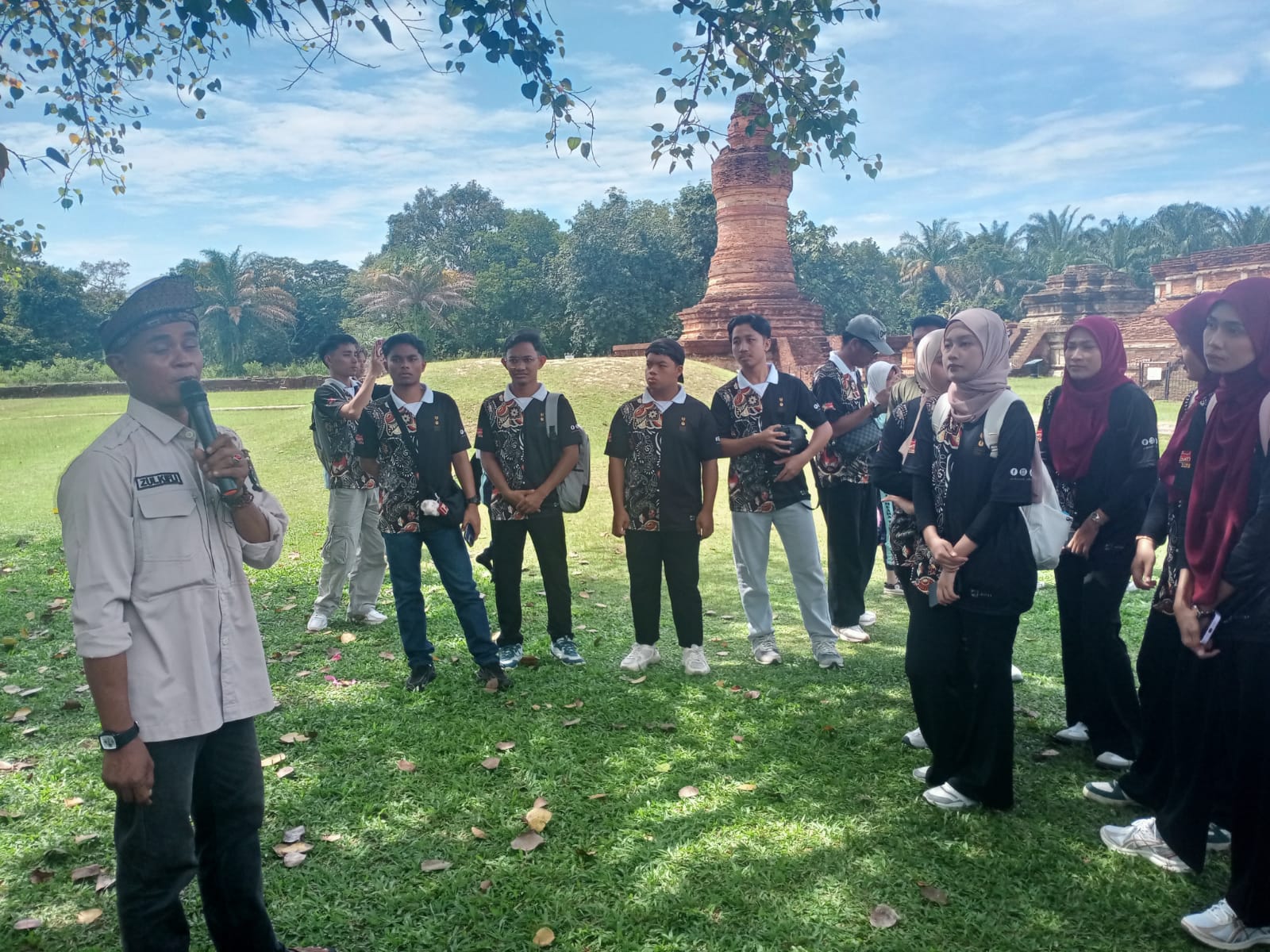 Merajut Budaya, Memperkaya Iman dengan Eksplorasi Alam: FSI UMRI dan UMK Eksplorasi Warisan Riau Edutour ke Candi Muara Takus & Rumah Lontiok serta Sambangi Pusat Konservasi Gajah 
